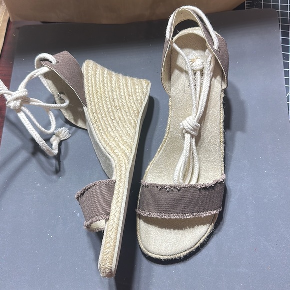 BRAND NEW !!! Never worn platforms. - Picture 2 of 4